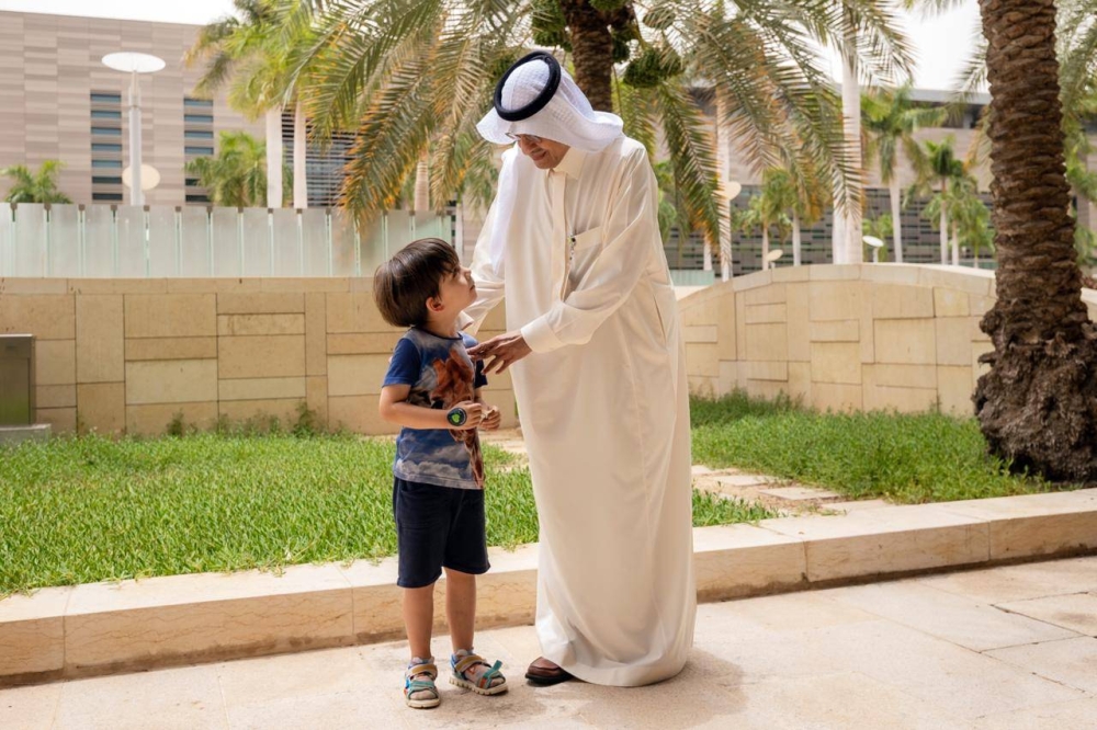 عبدالعزيز بن سلمان يلتقي أطفال «كاوست» ويزرع الأمل في عيون المستقبل