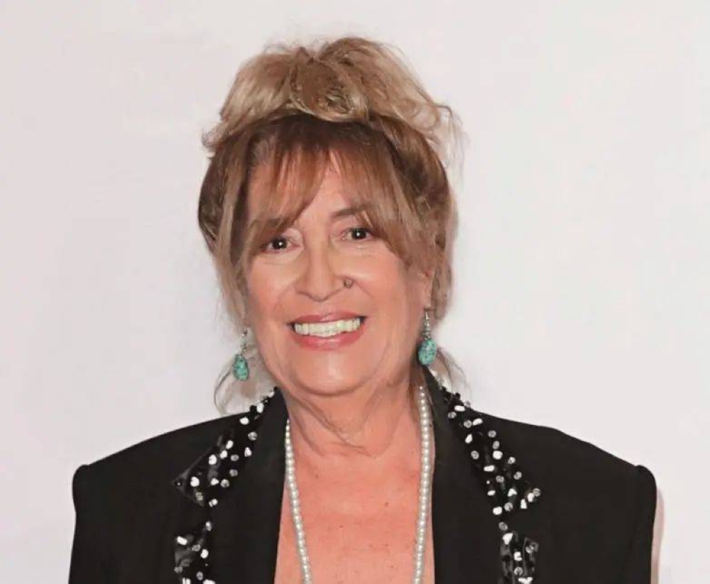 بعد شائعات وفاتها.. منى واصف تُطمئن جمهورها عبر «عكاظ»