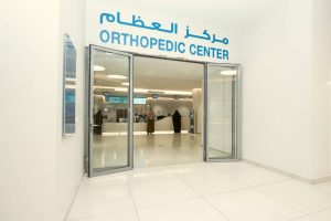 رحلة شفاء مريض أمريكي من إصابة عضلية خطيرة في مستشفى دلّه النخيل