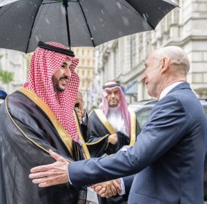 وزير الدفاع ونظيره البريطاني يستعرضان التعاون العسكري والدفاعي