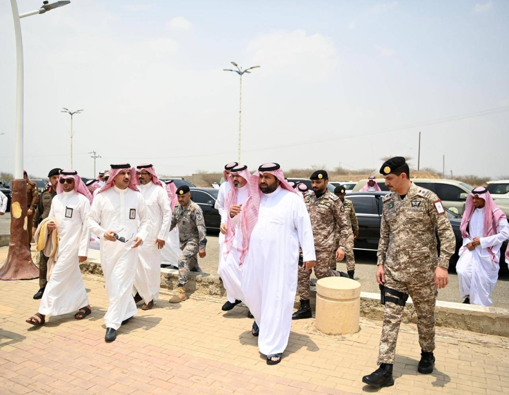 أمير جازان يلتقي مشايخ وأهالي محافظة الحُرَّثْ