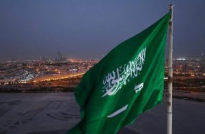علم المملكة بالدرعية يعتلي أطول سارية في الرياض ليُجسد رمزاً وطنياً وجاذباً سياحياً