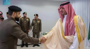 عبدالعزيز بن سعود يلتقي مدير عام مكافحة المخدرات في منطقة مكة المكرمة