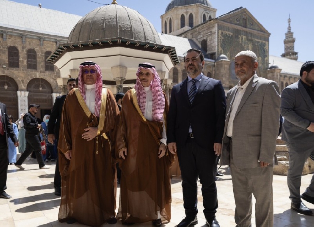 في الجامع الأموي بدمشق.. فيصل بن فرحان يؤم المصلين من قلب التاريخ