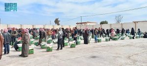 "إغاثي الملك سلمان" يوزّع 2000 سلة غذائية وحقيبة صحية في مدينة رأس العين السورية
