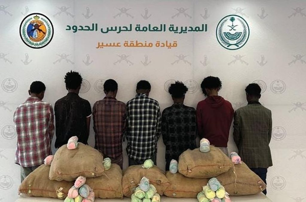 القبض على 7 مخالفين لنظام أمن الحدود بعسير لتهريبهم 140 كيلوجرامًا من نبات القات