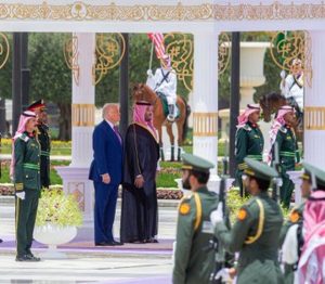 ولي العهد يقيم مأدبة غداء رسمية تكريمًا لترامب بالديوان الملكي في قصر اليمامة