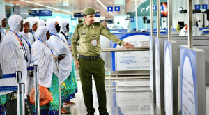 جوازات مطار الأمير محمد بن عبدالعزيز تستقبل أولى رحلات ضيوف الرحمن القادمين من غينيا