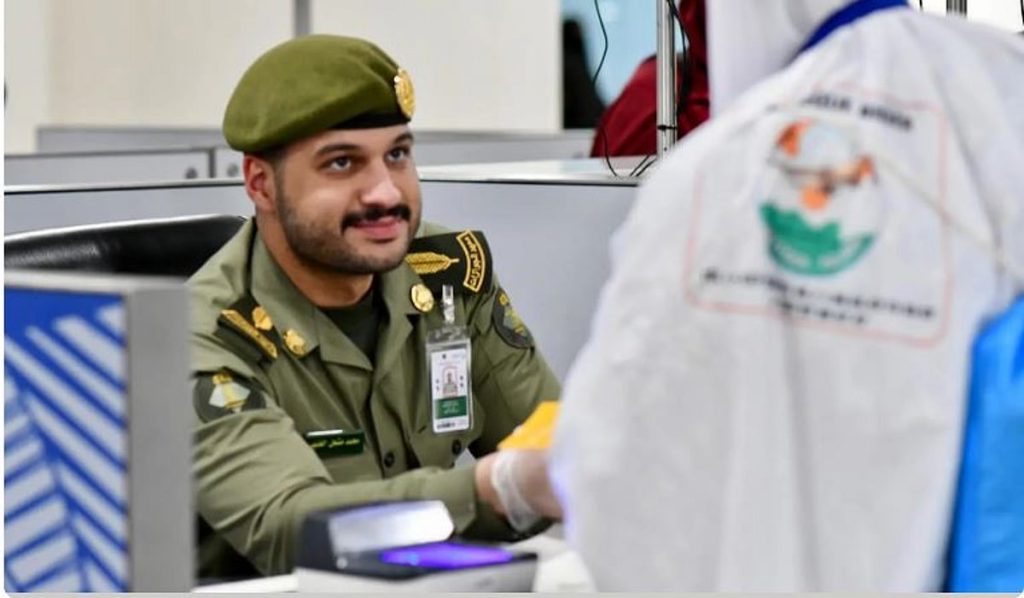 جوازات مطار الأمير محمد بن عبدالعزيز تستقبل أولى رحلات ضيوف الرحمن القادمين من النيجر لأداء فريضة الحج