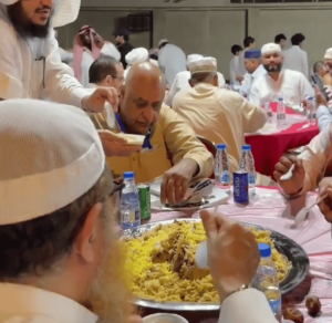 أهالي مكة يحيون عادة «الوفادة» باستضافة ضيوف الرحمن