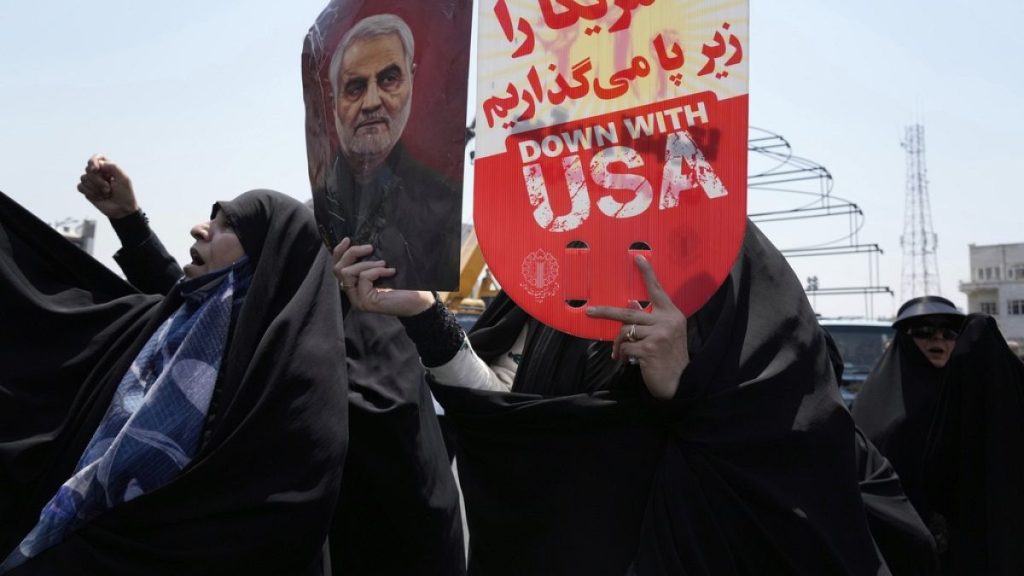 تظاهرات إيرانية تنديدًا بالضربات الإسرائيلية وتحذيرات من توسع التصعيد بالمنطقة