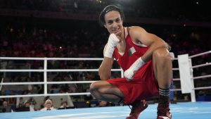 رئيس الاتحاد العالمي للملاكمة يعتذر لإيمان خليف بعد استهدافها في سياسة الفحص الجنسي