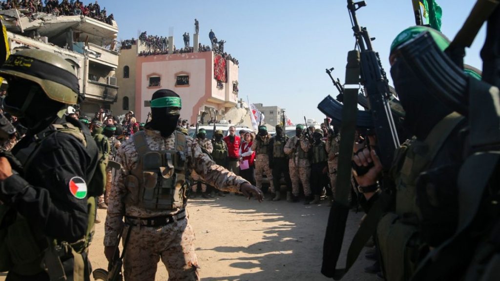رهائن الحقول في إسرائيل: لماذا كان التايلانديون في صدارة أسرى حماس في طوفان الأقصى؟