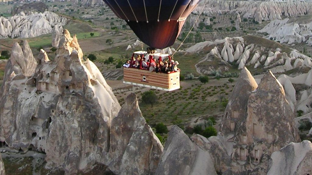 حادثة تحطم منطادين سياحيين في أكسراي تودي بحياة شخص وإصابة 31 آخرين