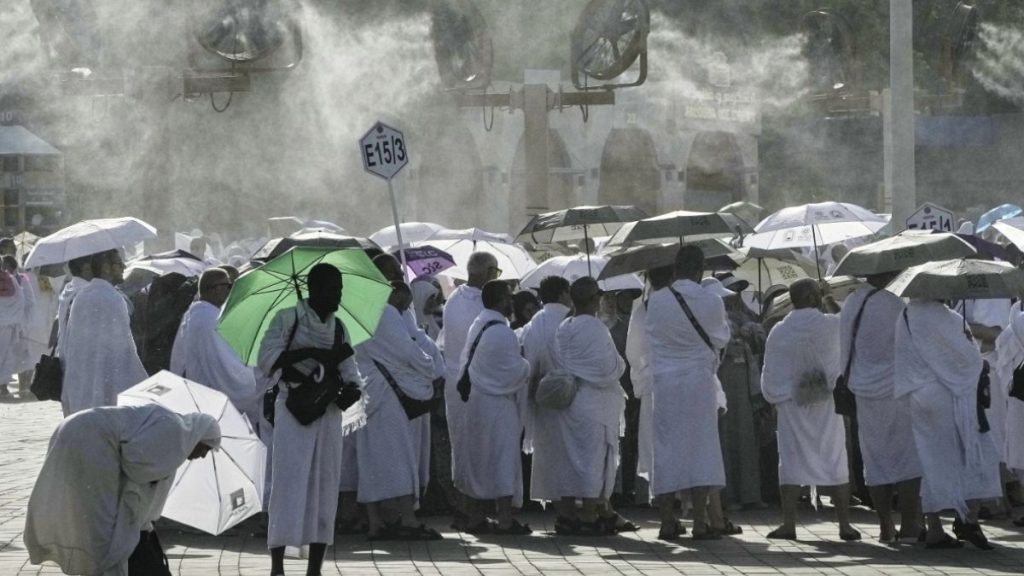 الحجاج يبدؤون رمي الجمرات في أول أيام عيد الأضحى