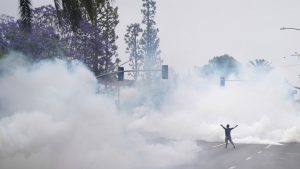 رئيسة المكسيك تطالب الولايات المتحدة بعدم معاملة المهاجرين مثل “المجرمين”