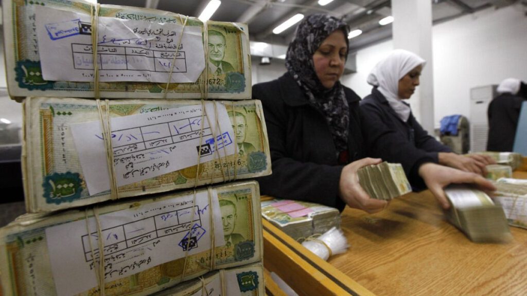 شح السيولة في سوريا.. طوابير لا نهاية لها لاستلام رواتب زهيدة