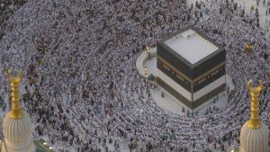 في مشهد مهيب.. مسيّرات تصوّر آلاف المسلمين وهم يطوفون حول الكعبة في ختام مناسك الحج