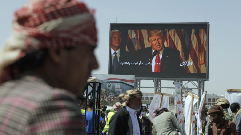 الحوثيون يهددون باستهداف السفن الأمريكية في البحر الأحمر حال مشاركتها في أي هجوم على إيران