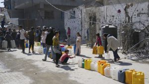 فيديو- طابور العطش في غزة طويل والأطفال ينتظرون بفارغ الصبر أن تصلهم قطرة ماء