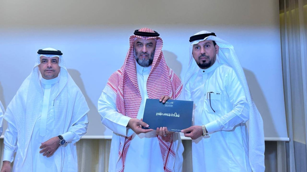 مدير تعليم مكة يكرم الشهري