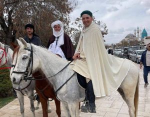 حجاج إسبان يعبرون 11 دولة على ظهور الخيول وصولاً إلى السعودية!