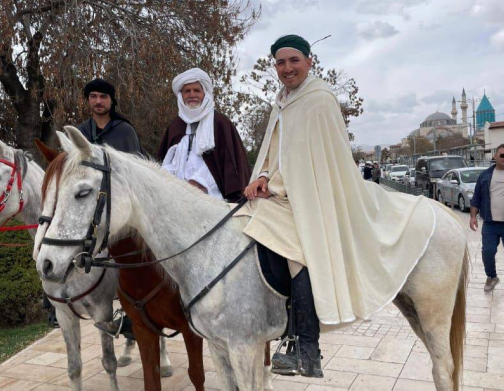 حجاج إسبان يعبرون 11 دولة على ظهور الخيول وصولاً إلى السعودية !