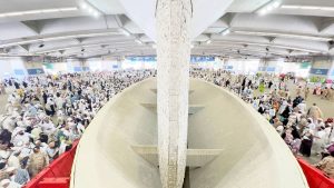 الحجاج يرمون الجمرات في أول أيام التشريق