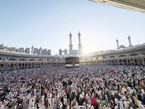 المتعجلون يؤدون طواف الوداع