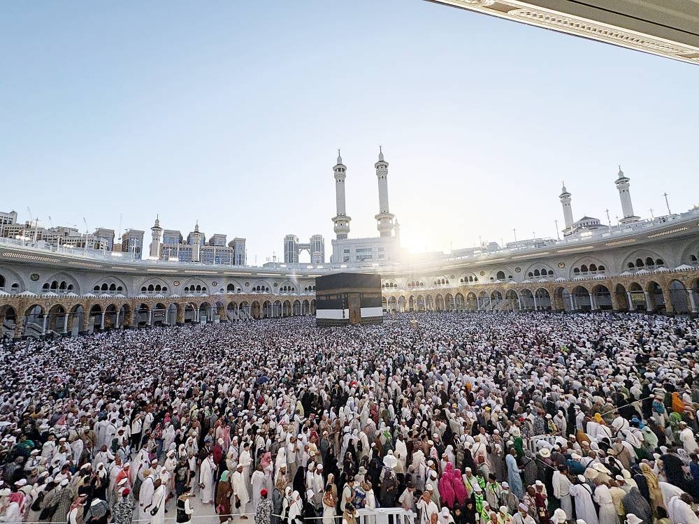 المتعجلون يؤدون طواف الوداع