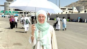 الدنماركية «كاميليا» تروي حكايتها لـ «عكاظ».. ما سر الإجابة التي أوصلتها إلى مكة ؟