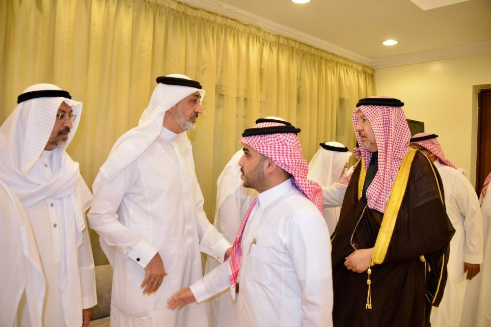 عمرو محمد الفيصل يواسي أسرتَي ساب والمرزوقي في فقيدهما