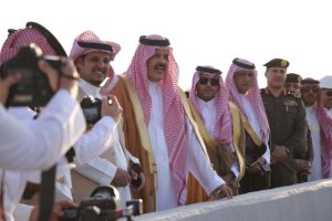 أمير حائل وسط الشارع.. يدٌ تُوجّه والمشاريع تمضي