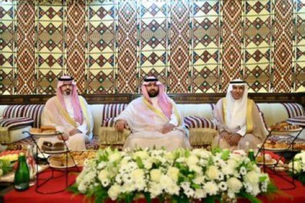 أمير جازان يتفقد محافظة جزر فرسان ويلتقي عدداً من المشايخ والأهالي