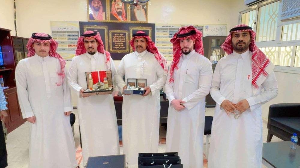 الطالب الشويلعي يكرّم معلميه بعد تخرجه