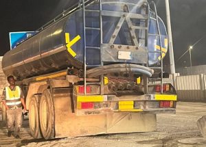 ضبط مقيم فرّغ صهريج صرف صحي في شبكة تصريف مياه الأمطار بجدة