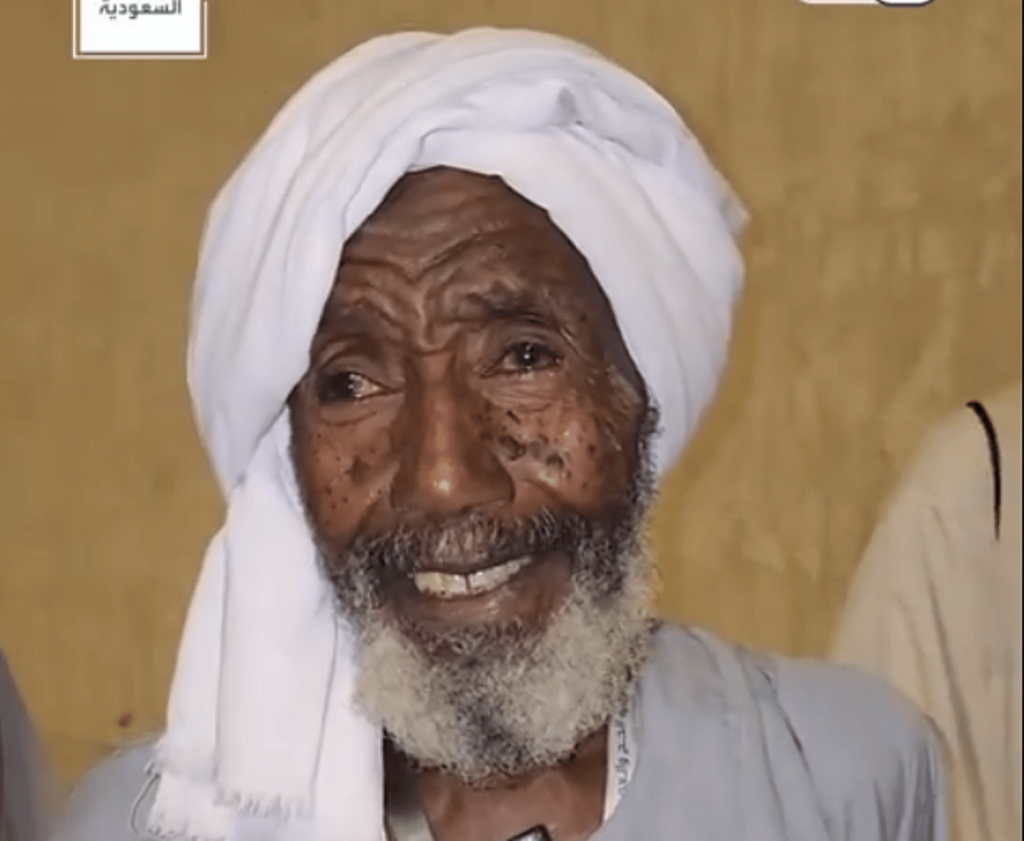 «تمنى حسن الخاتمة».. قصة حاج سوداني يحمل كفنه