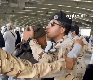 «قبلة على الجبين».. مشهد إنساني بين قوات الطوارئ والحجاج