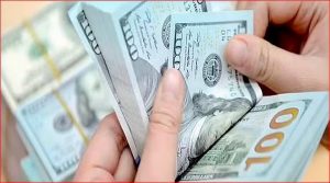 الدولار يتراجع أمام العملات الرئيسية وترقب لمحادثات تجارية بين واشنطن وبكين