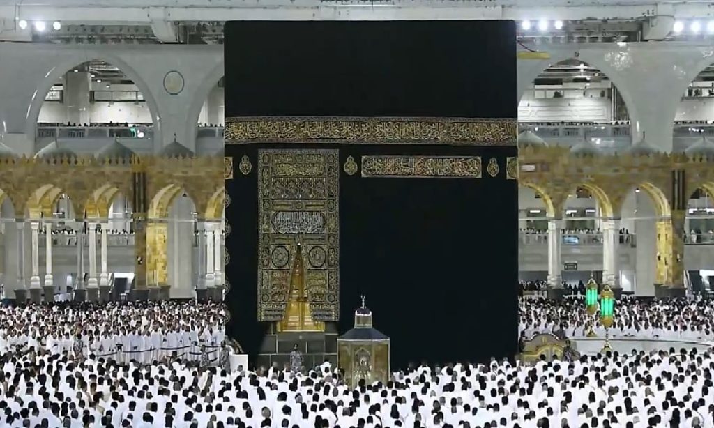 بعد إتمام المناسك.. حجاج ذوي الشهداء والمصابين من القوات اليمنية يغادرون المدينة