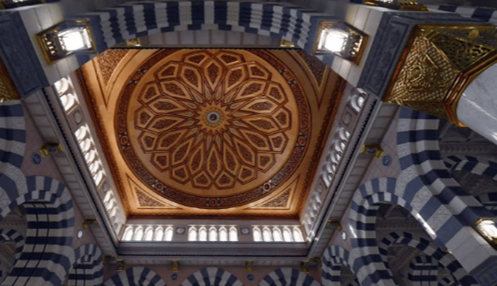 القباب المتحركة تحفة معمارية تزيّن المسجد النبوي