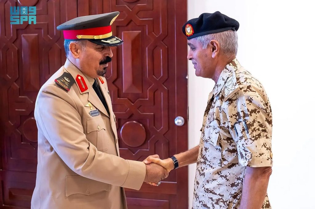 أمين التحالف الإسلامي يبحث مع رئيس هيئة الأركان البحريني سبل تعزيز التعاون في محاربة الإرهاب