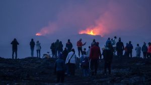 فيديو. الحمم تجذب الزوّار مجددًا: ثوران بركاني جديد يعيد الحياة السياحية إلى ريكيانيس الأيسلاندية