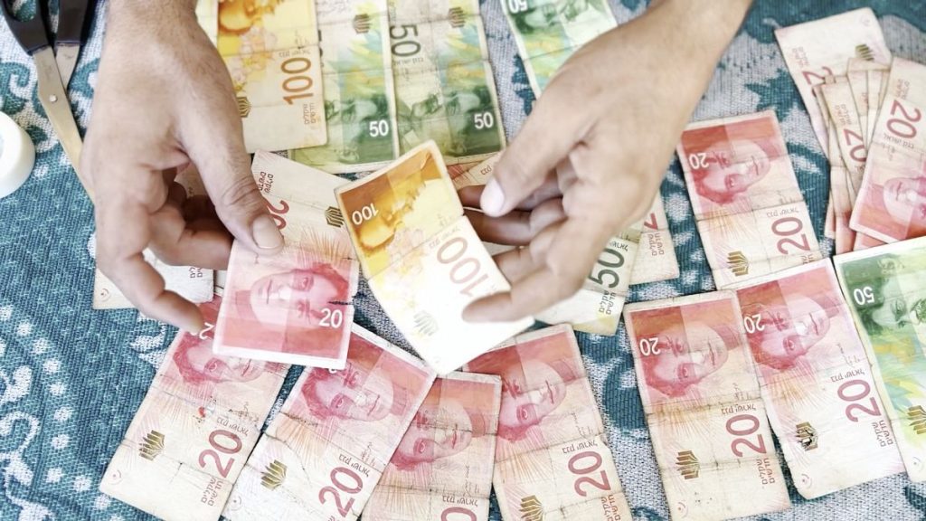 إصلاح العملات” مهنةٌ طارئة في غزة لمواجهة شحّ السيولة