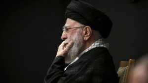 حساب فارسي يُنسب للموساد: خامنئي يقضي معظم وقته نائماً أو تحت تأثير مواد مخدرة
