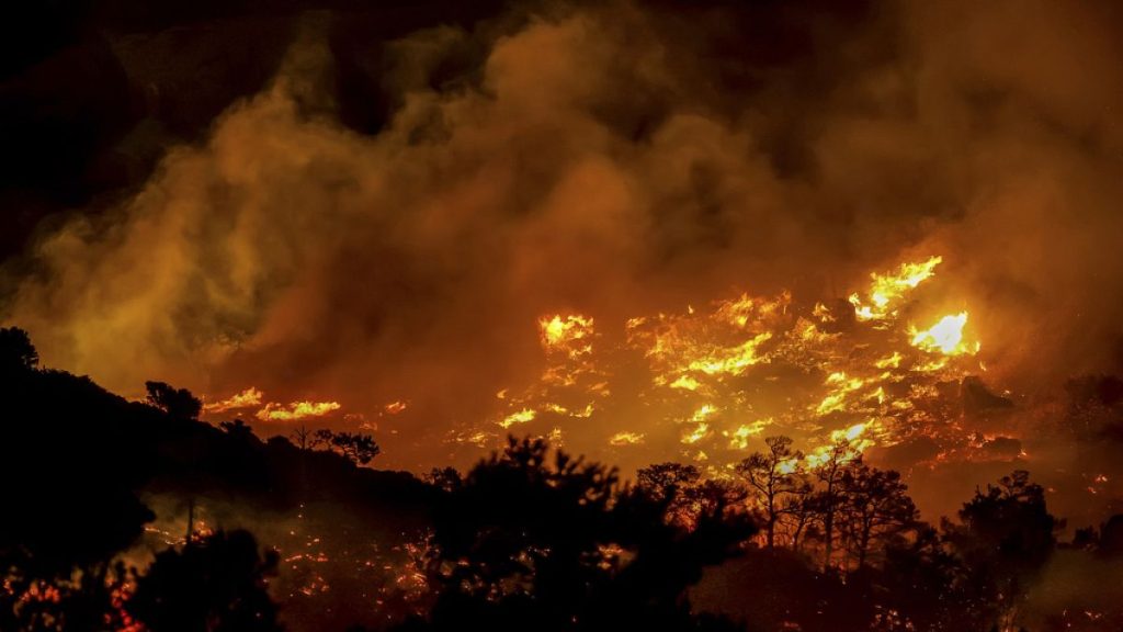 فرق الإطفاء تسابق الزمن جراء حرائق مهولة في غابات تركيا واليونان وعمليات إجلاء واسعة