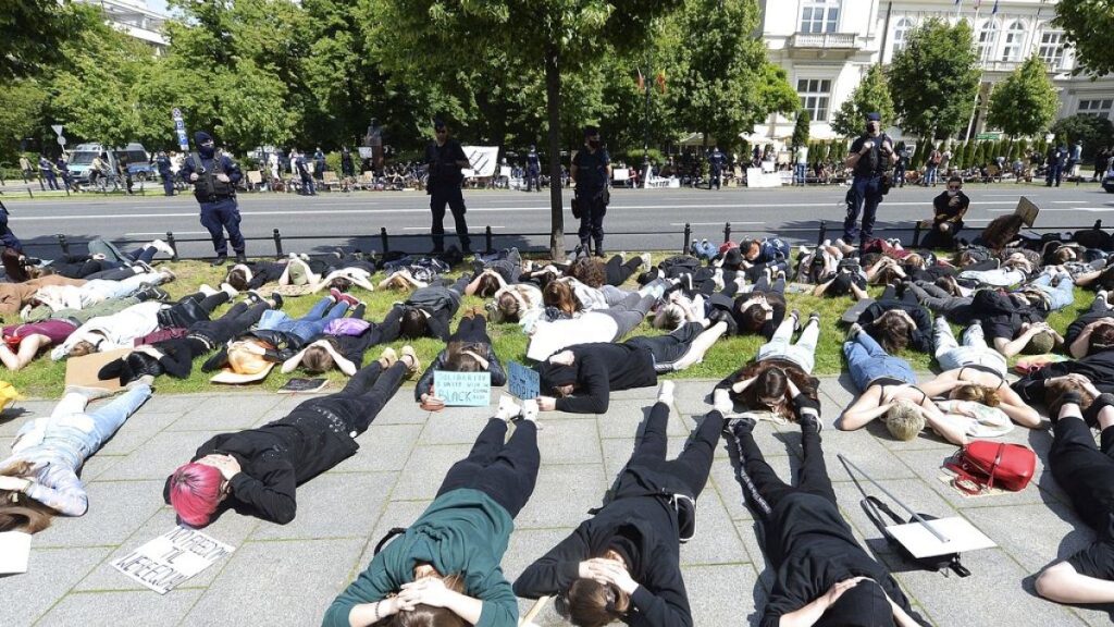 احتجاجات مضادة للفاشية تتصاعد في بولندا بعد مسيرات اليمين المتطرف المناهضة للمهاجرين