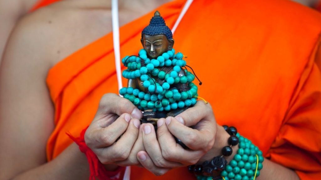 فضيحة جنسية تهز تايلاند: اعتقال امرأة بتهمة “الإغواء” وممارسة الجنس مع تسعة رهبان بهدف ابتزازهم