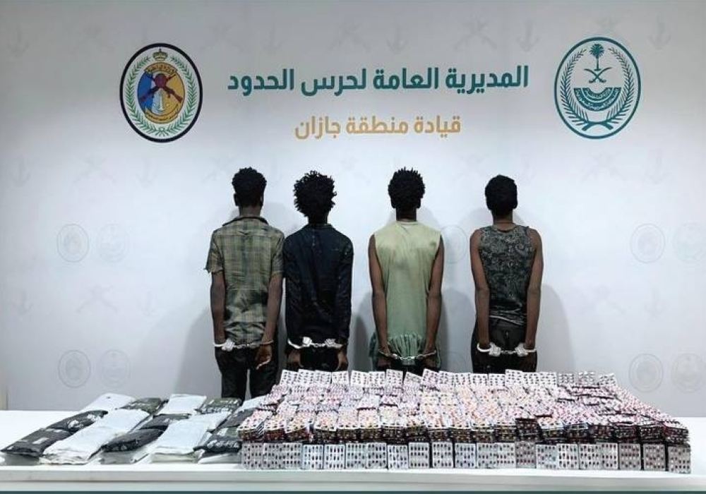جازان: القبض على 4 مخالفين لتهريبهم 33 كيلوغراماً من الحشيش المخدر