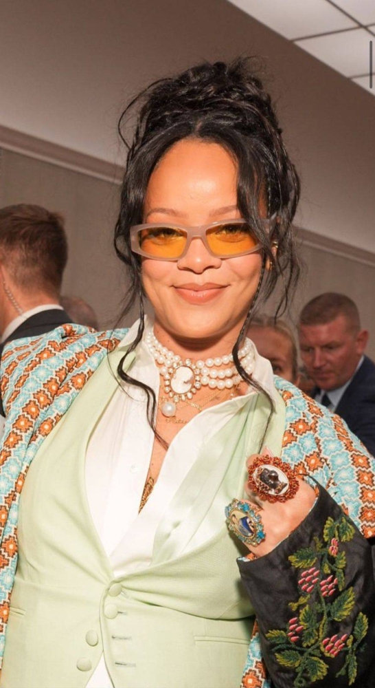 ريهانا تعيد بريق الكاميو.. عودة المجوهرات الباروكية إلى الواجهة بأسلوب فاخر